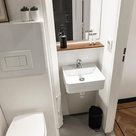 With A Kitchen And Bathroom - Vilmos Old Tilburg