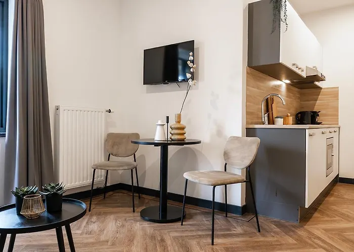 With A Kitchen And Bathroom - Vilmos Old